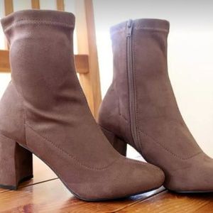 Cute booties..worn once for an hour..too little😭